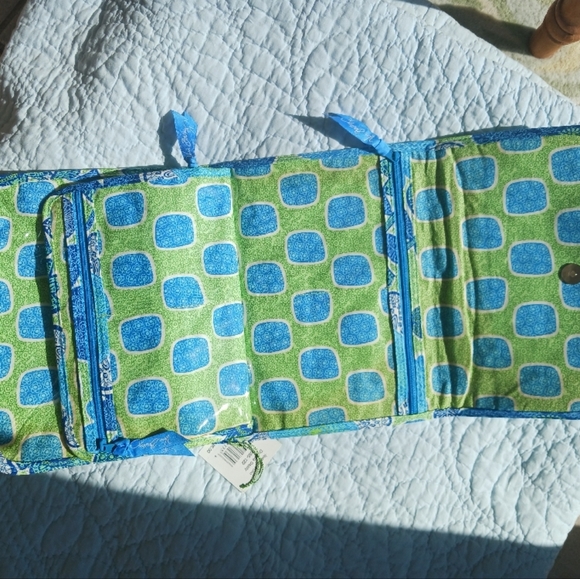 Vera Bradley Blue and Green Doodle Daisy jewelry folio - Picture 3 of 8
